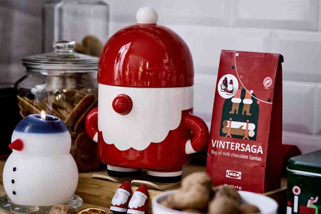 una tavola con tanti accessori per la cucina natalizi Ikea