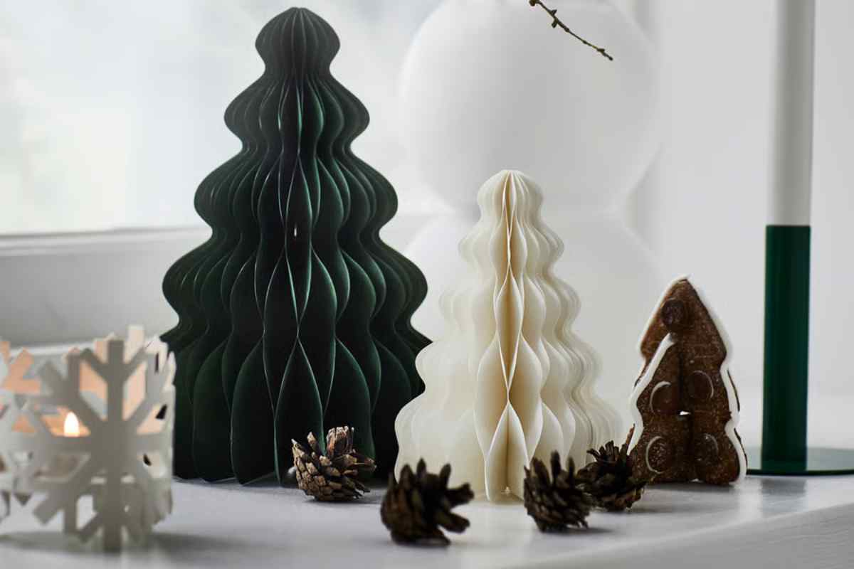 un davanzale della finestra con diversi alberi di Natale da tavolo Ikea