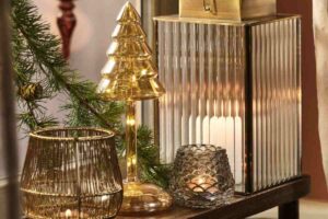 un angolo della casa addobbato con alberi di natale da tavolo JYSK