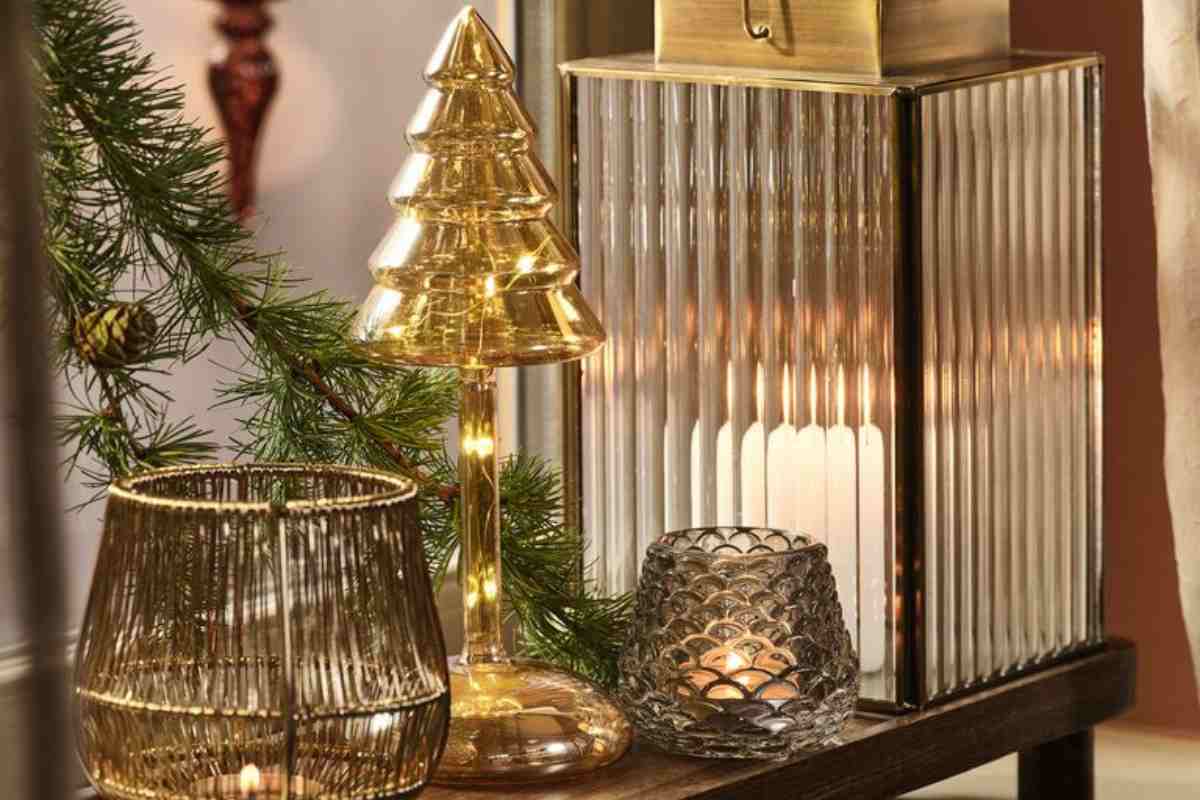 un angolo della casa addobbato con alberi di natale da tavolo JYSK