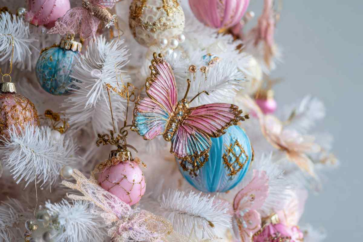 particolare di un albero di Natale bianco decorato con addobbi pastello