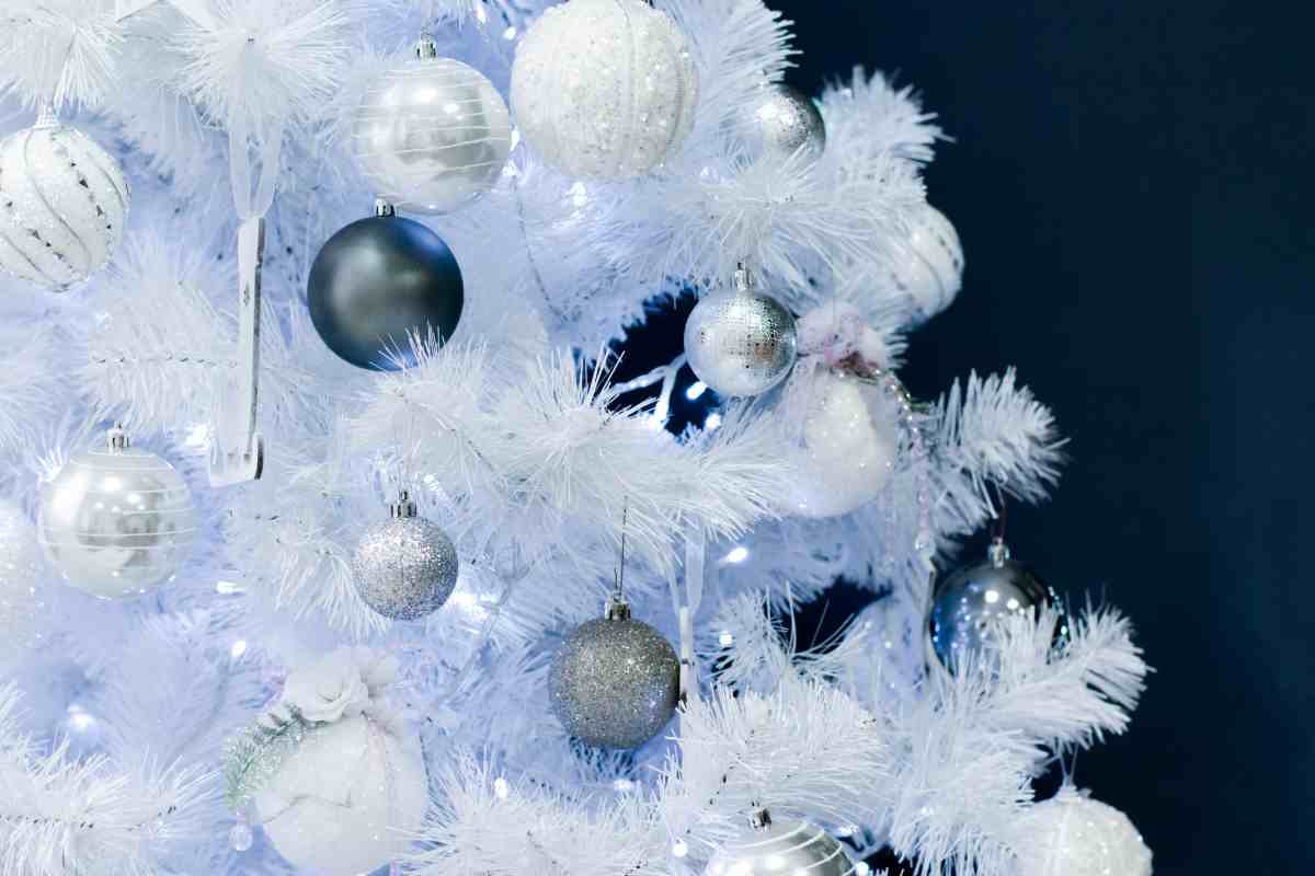 Albero di Natale bianco e argento