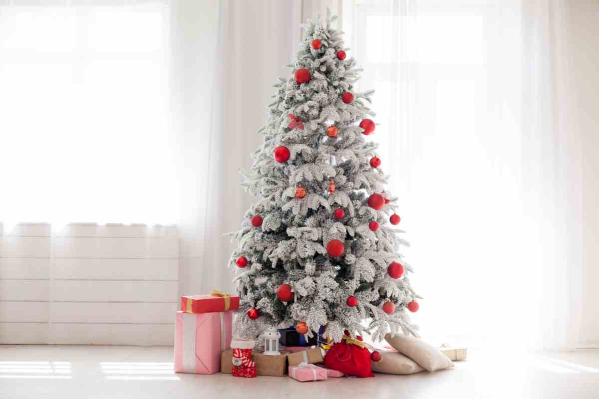 Albero di Natale bianco e rosso 