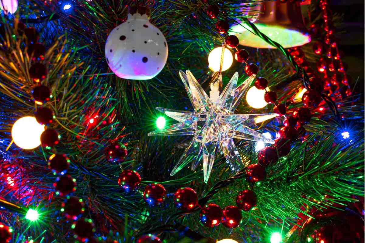 un albero di natale con luci incorporate visto da vicino