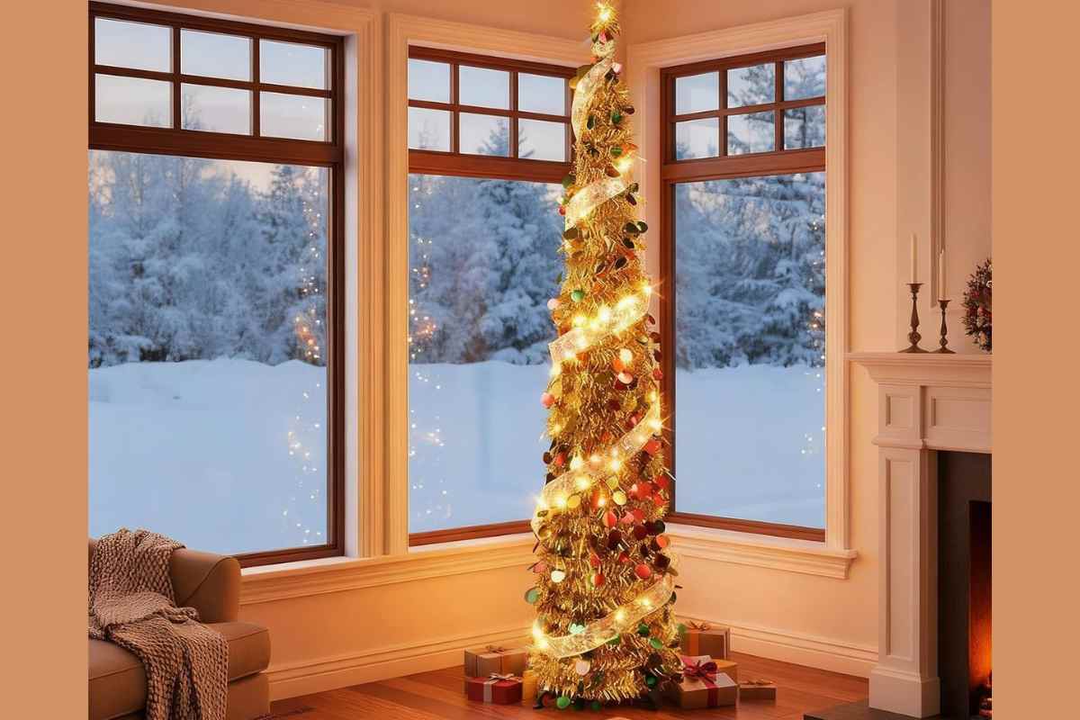 un angolo di un soggiorno con grandi finestre in cui c'è un albero di Natale slim addobbato e illuminato