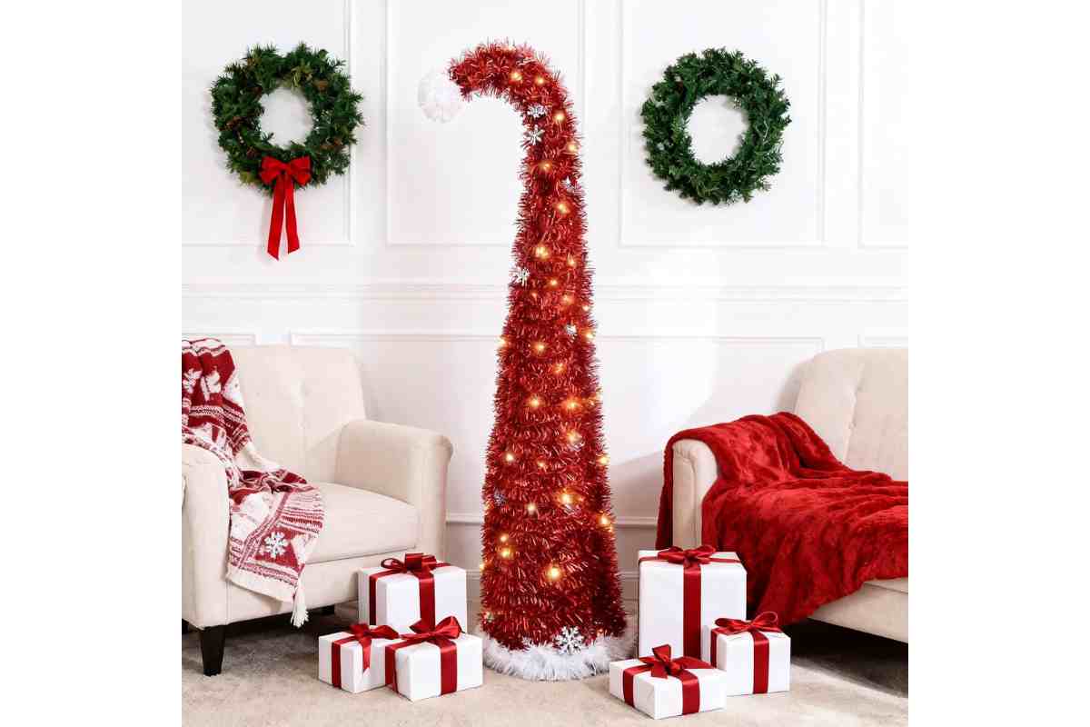 Albero di Natale slim a forma di cappello di Babbo Natale tra due poltrone in salotto