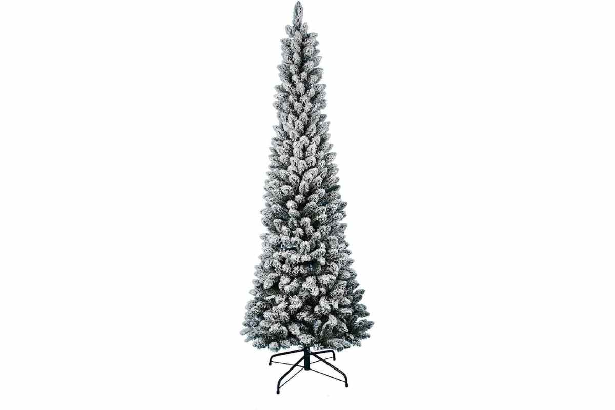 Albero di Natale slim innevato su sfondo bianco