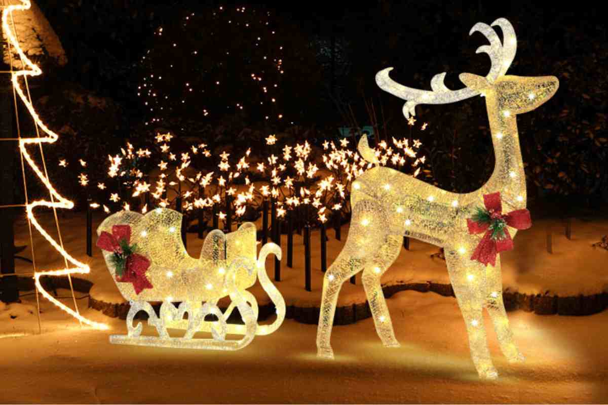 decorazioni natalizie di animali luminosi a forma di renne e slitta poste in esterno