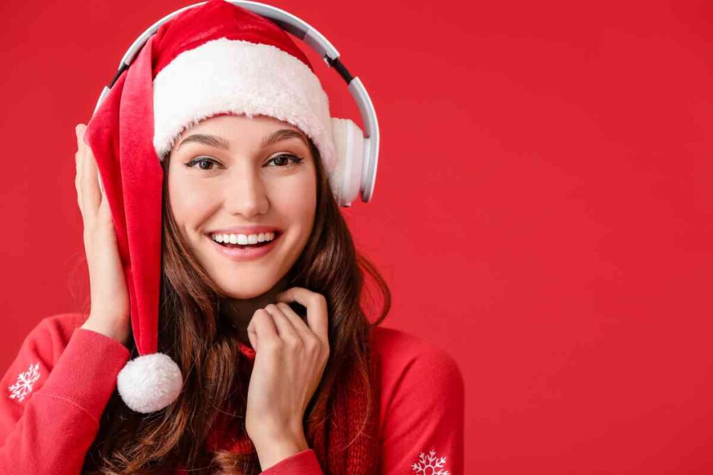 ragazza con cuffie ascolta la canzone personalizzata ricevuta come regalo di natale