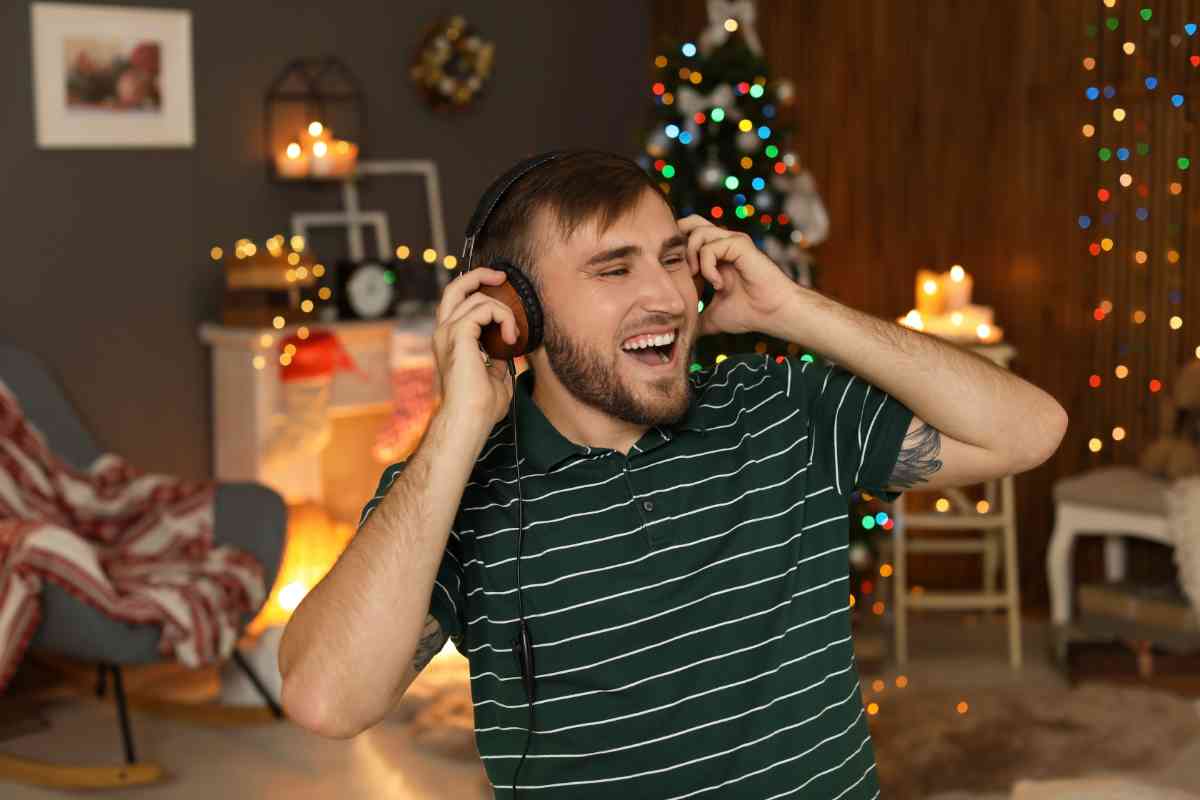 ragazzo ascolta una canzone personalizzata ricevuta come regalo di natale