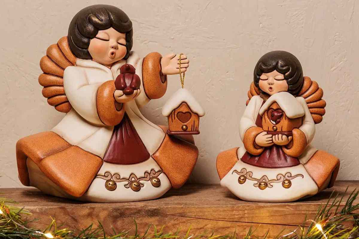 due angeli di Natale Thun su una mensola