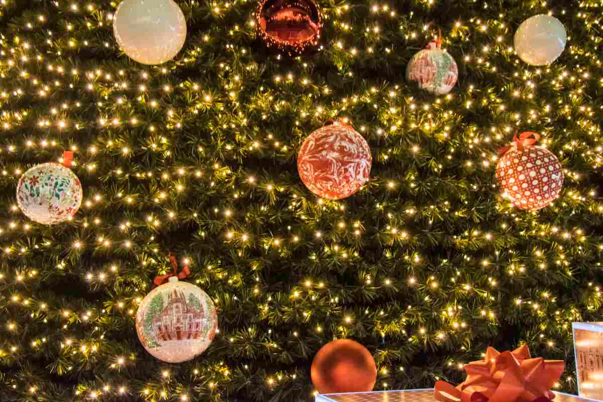 albero di natale con colori di tendenza terrosi e microluci led