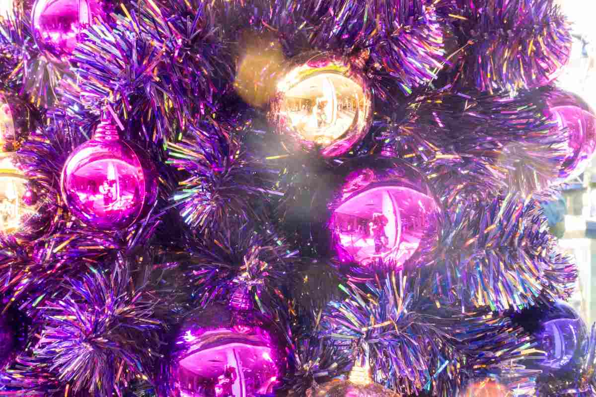 albero di natale con addobbi nei colori di tenenza