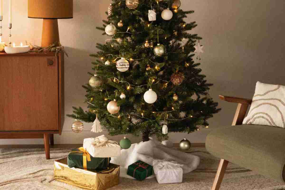 un albero di Natale con copribase Maisons du Monde in soggiorno