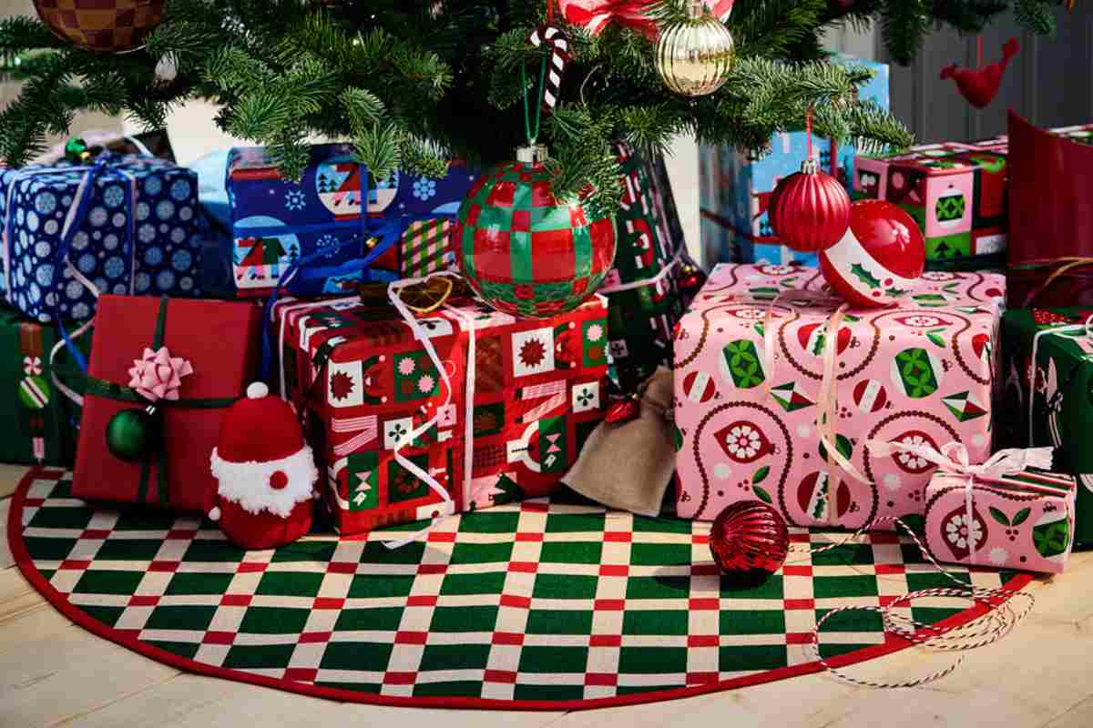 un copribase dell'albero di Natale Ikea con sopra tanti pacchetti regalo di diversi colori