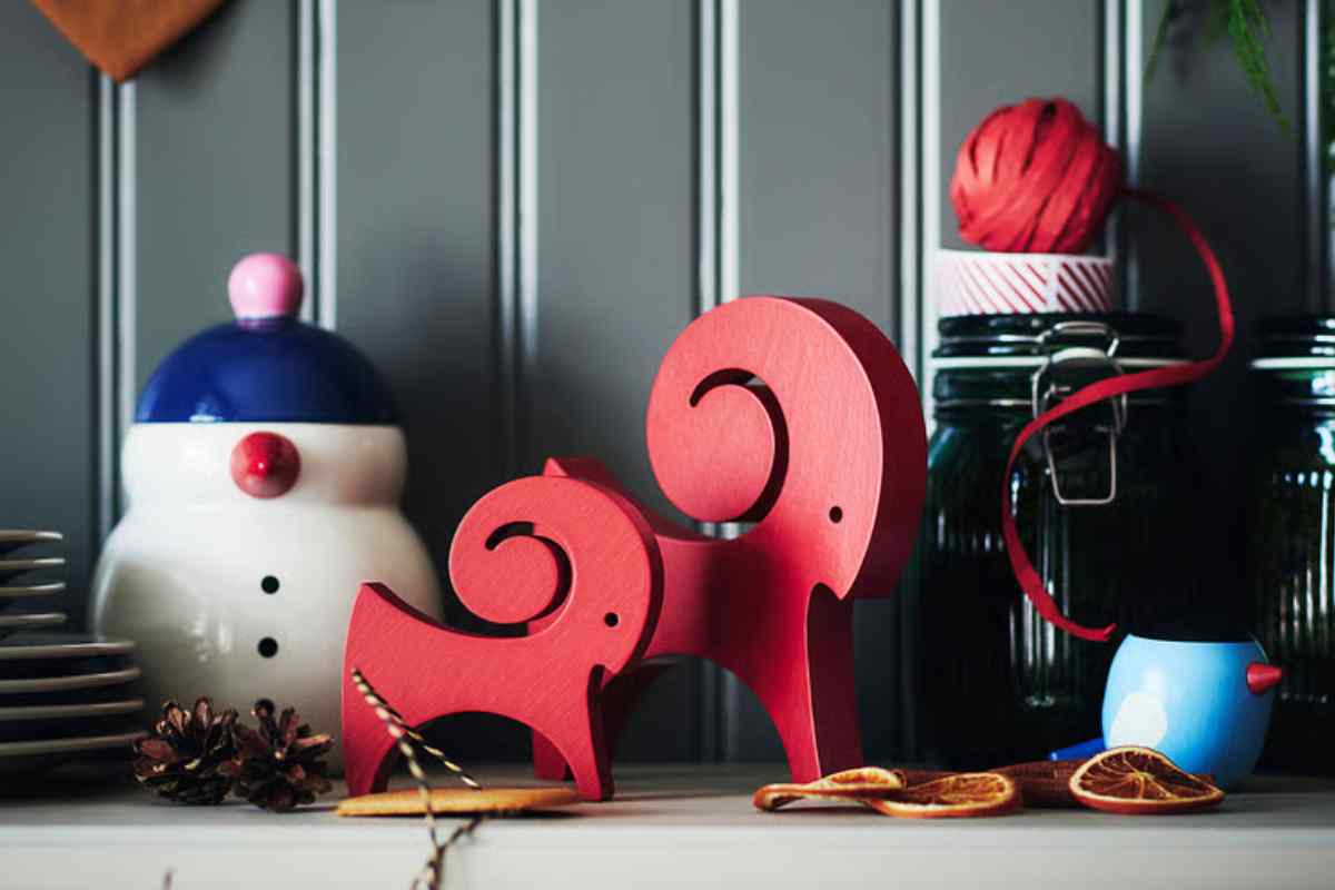 una mensola con diverse decorazioni nordiche natalizie Ikea