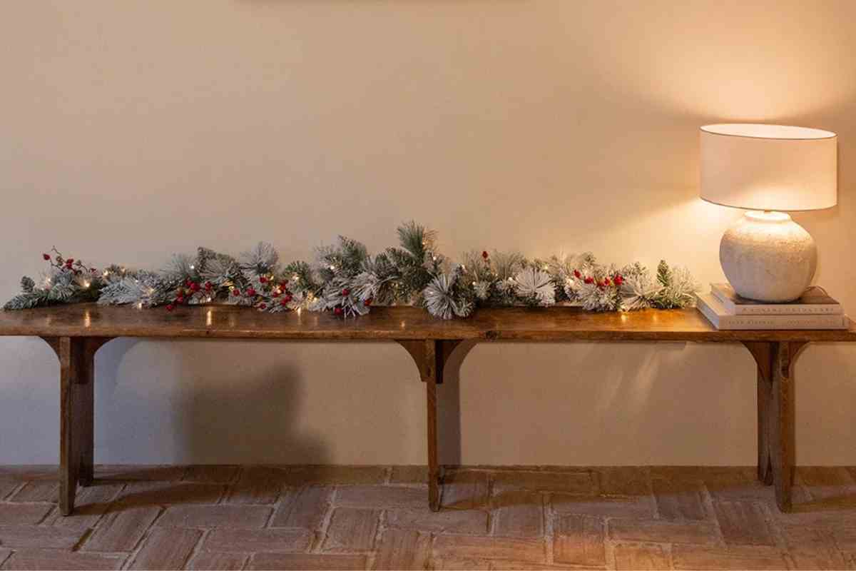 una panca con una ghirlanda natalizia stile nordico