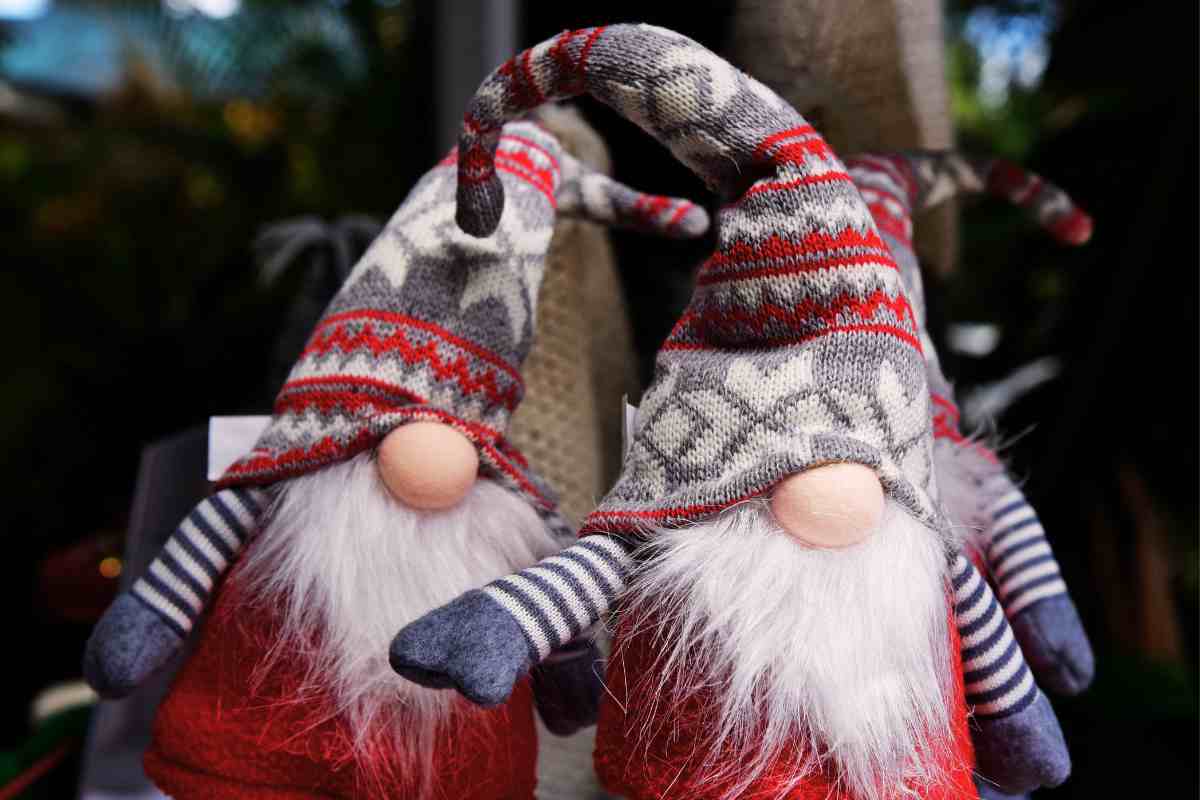 due graziosi gnomi natalizi alti uno vicino all'altro