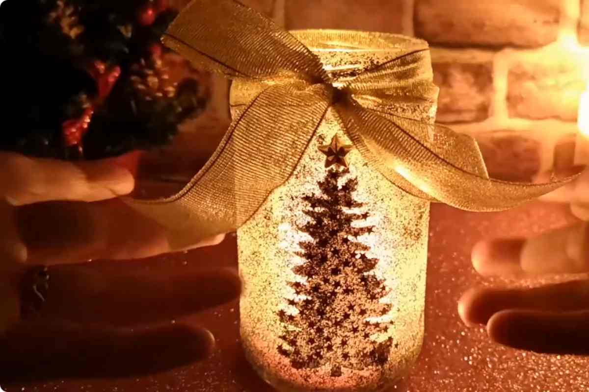 Lanterna natalizia fai da te con barattolo di vetro e glitter