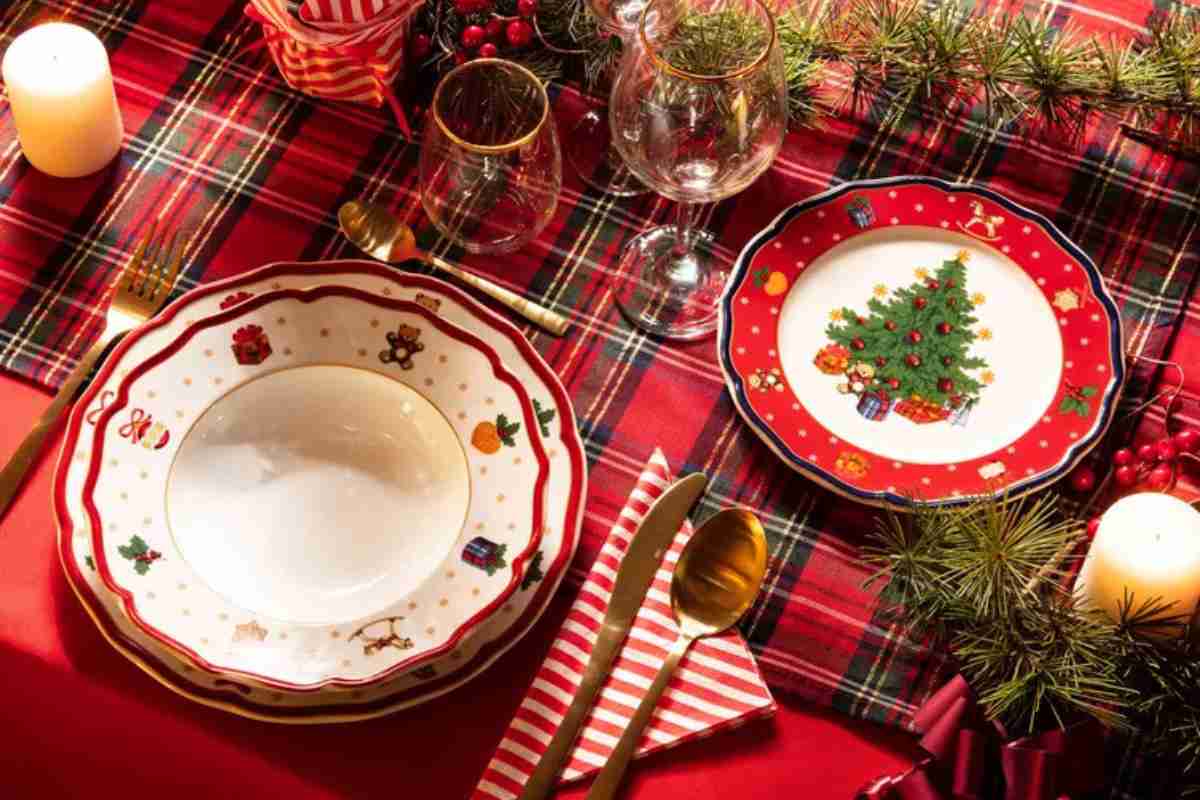 tavola apparecchiata con uno dei servizi di piatti natalizi kasanova a meno di 20 euro