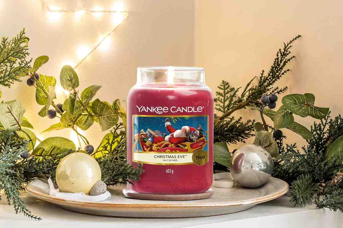 una giara di Yankee Candle in offerta su Amazon posta su un vassoio con diverse palline di Natale intorno