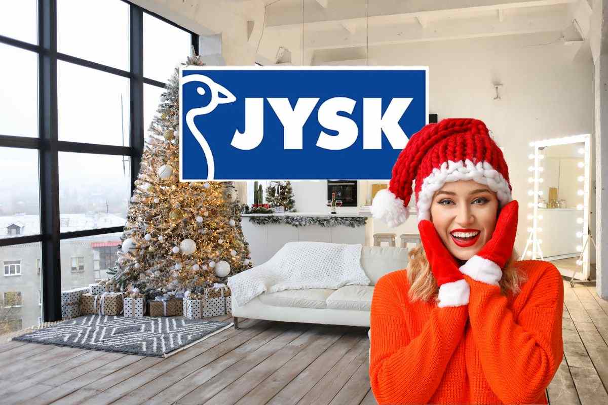 soggiorno addobbato per le feste di natale, logo di jysk e donna felice