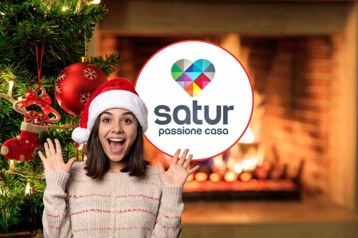 donna con cappello di natale in testa, che resta stupita davanti al logo del negozio satur e come sfondo un camino acceso