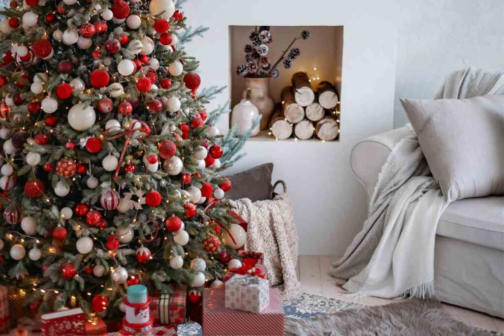 albero di natale in salotto bianco