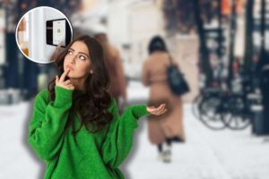 coppia in vacanza, donna che pensa e allarme in icona