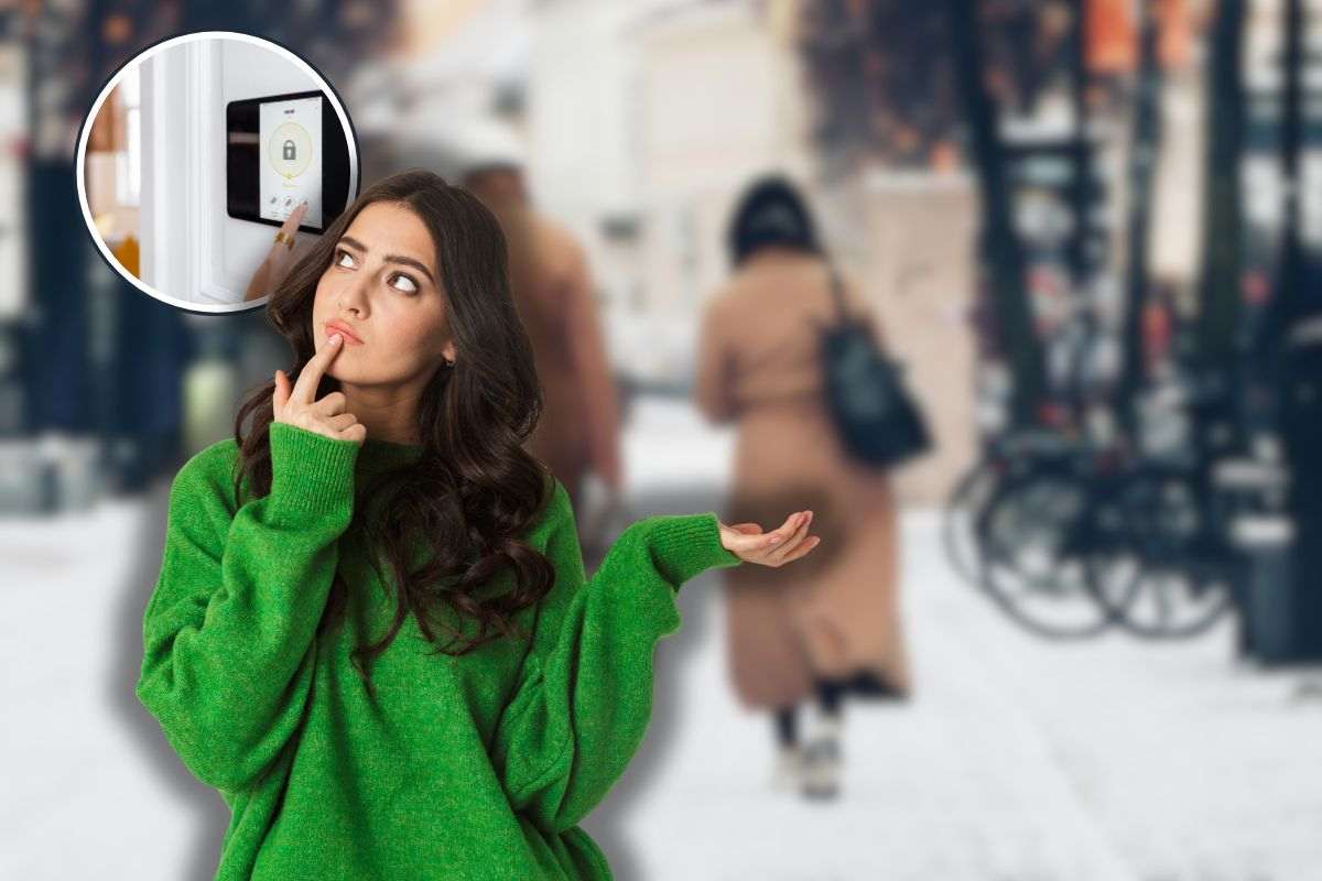 coppia in vacanza, donna che pensa e allarme in icona