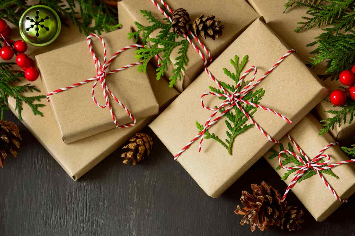 regali impacchettati cn carta kraft