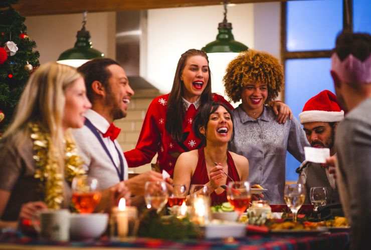 amici insieme a natale