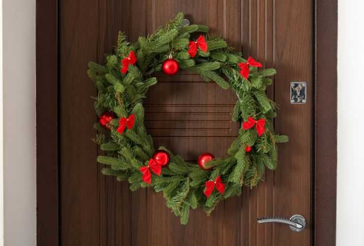 ghirlanda di natala attaccata fuori la porta 