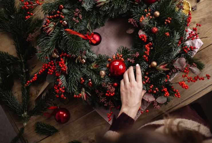 donna che prepara ghirlanda di natale