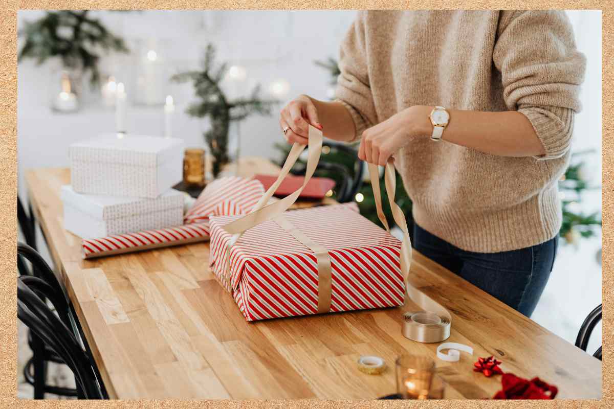 donna che fa pacchetto regalo