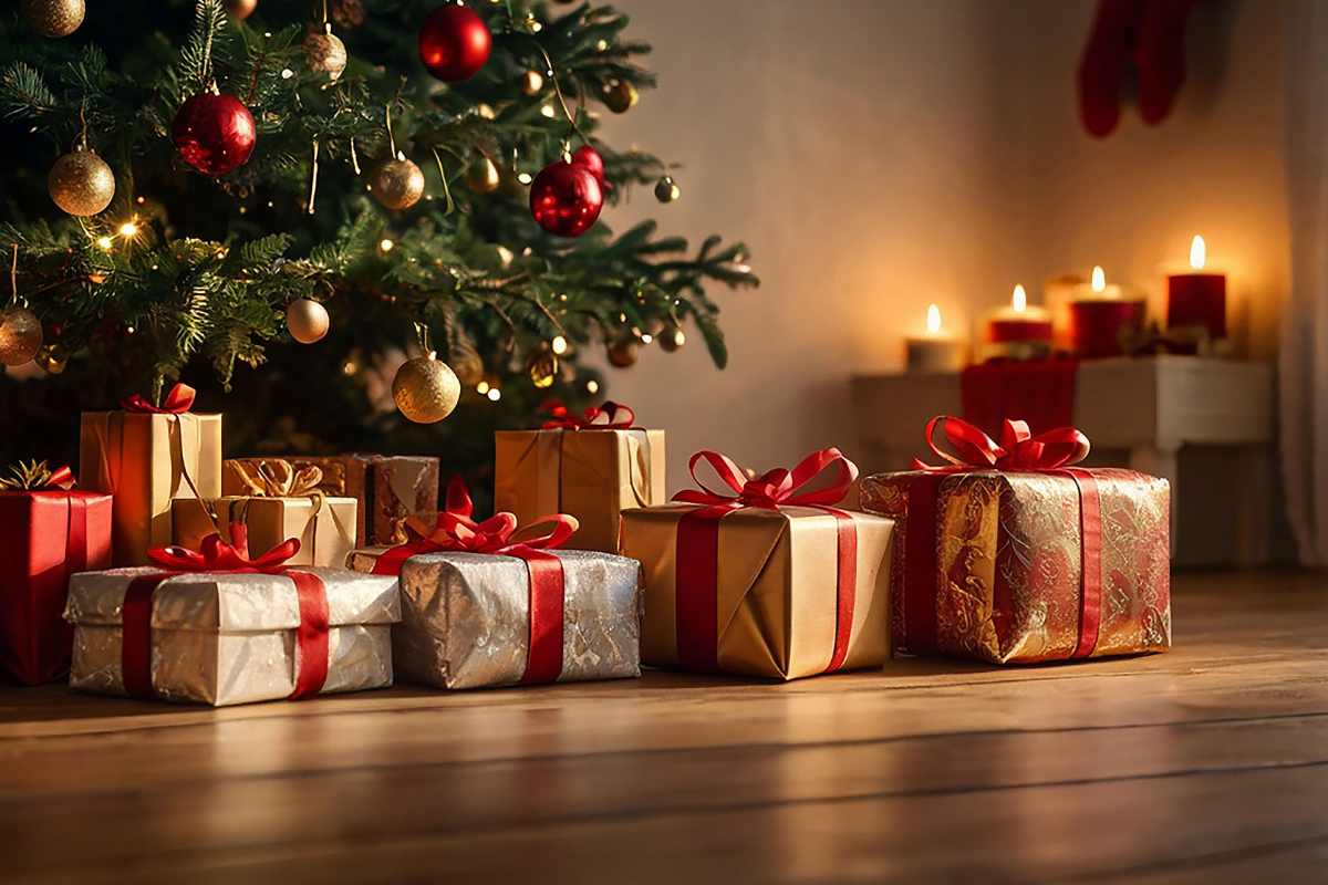 pacchi regalo sotto albero