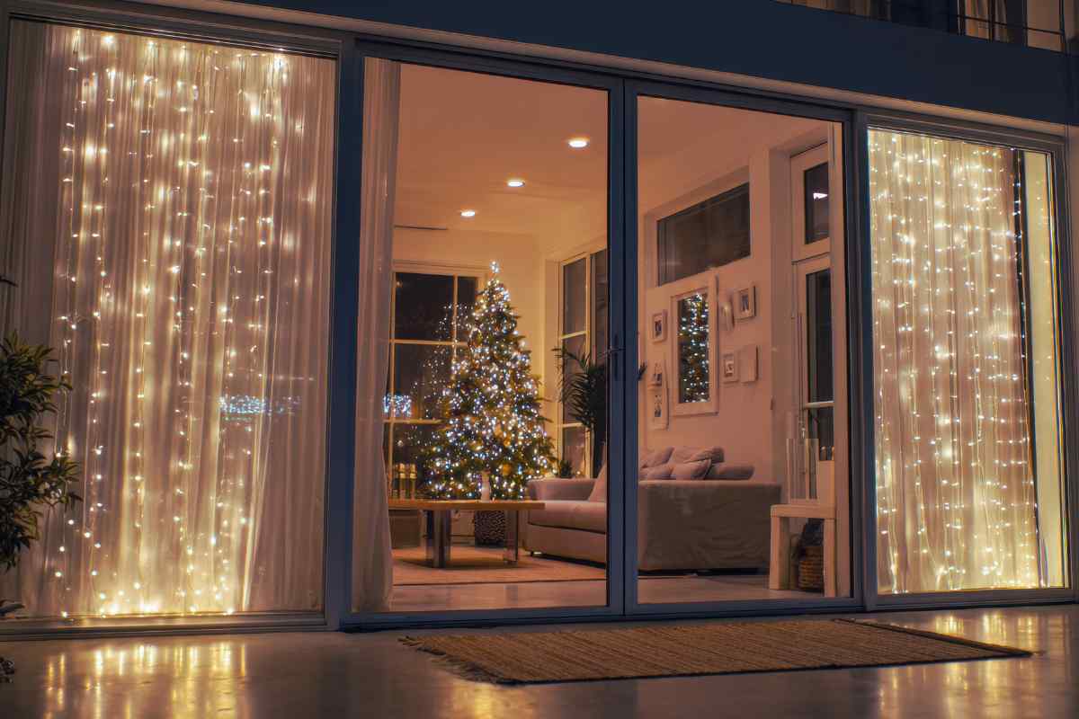 luci di natale alla finestra