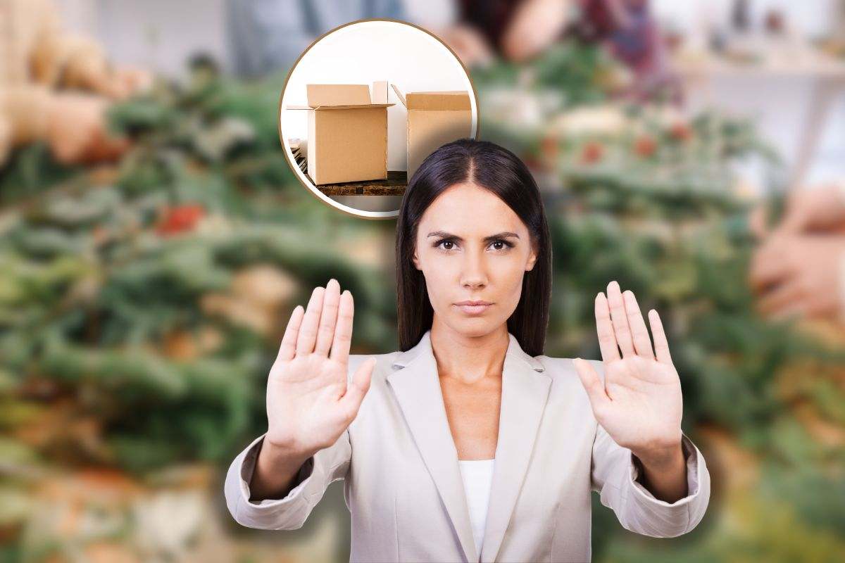 ghirlande di natale, donna che fa stop con le mani e scatole vecchie in icona