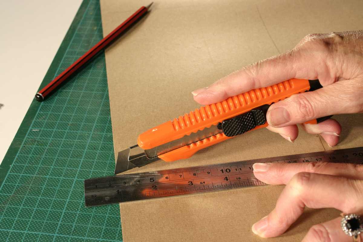 tagliare cartoncino con riga e taglierino