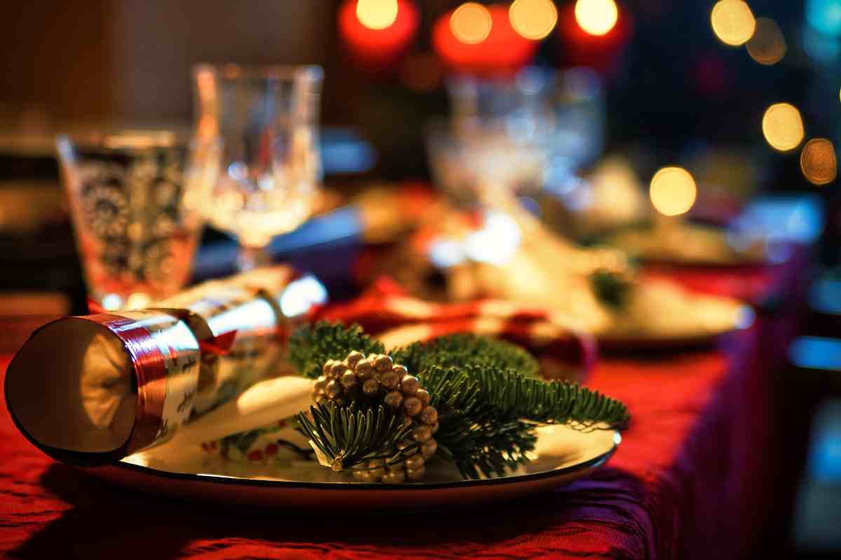 una tavola apparecchiata per Natale con decorazioni di pigne