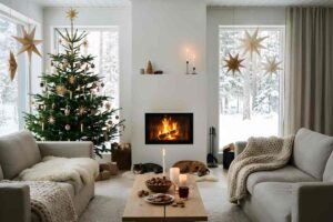 un soggiorno addobbato per Natale con albero e decorazioni bianche