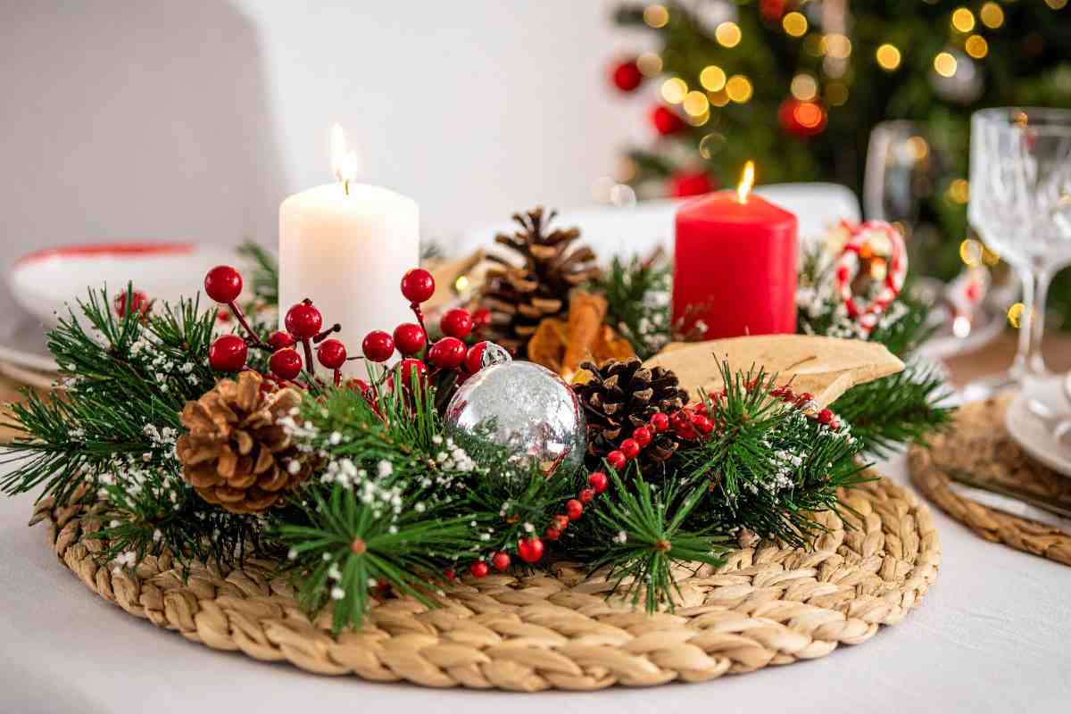 un centrotavola natalizio con pigne e candele