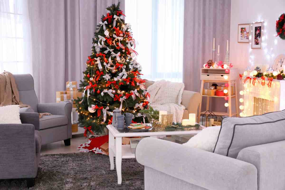 salotto con albero di Natale e luci decorative sparse ovunque